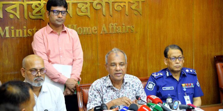 দুর্গাপূজা উপলক্ষ্যে আগামী ২৪ সেপ্টেম্বর থেকে আইনশৃঙ্খলা বাহিনী মাঠে থাকবে- স্বরাষ্ট্র উপদেষ্টা