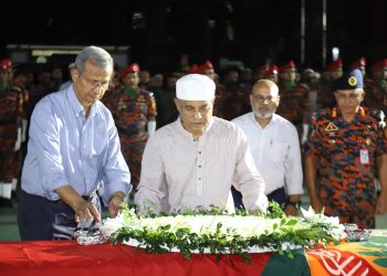 নিহত ফায়ার ফাইটার শামীম আহমেদের জানাজায় স্বরাষ্ট্র উপদেষ্টার অংশগ্রহণ