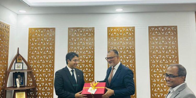 বাণিজ্য উপদেষ্টার সাথে পাকিস্তানের প্রধানমন্ত্রীর বাণিজ্য বিষয়ক কোঅর্ডিনেটরের সাক্ষাৎ