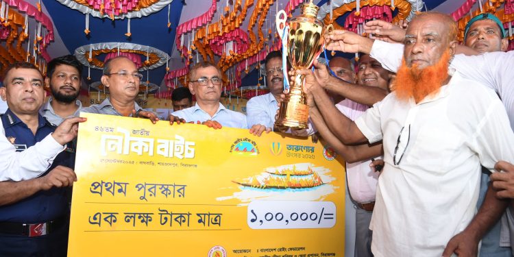 তারুণ্যের উৎসব উদযাপন উপলক্ষে নৌকা বাইচ প্রতিযোগিতা অনুষ্ঠিত