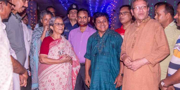 ময়মনসিংহের দুর্গাবাড়ি পূজামণ্ডপ পরিদর্শন করেন মৎস্য ও প্রাণিসম্পদ উপদেষ্টা