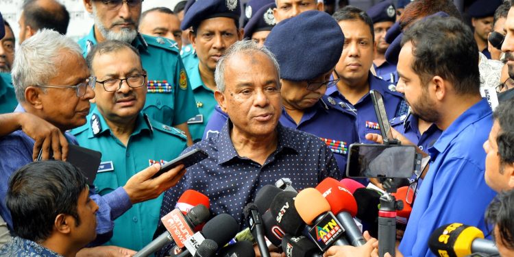 পুলিশ সদস্যদের কর্মপরিবেশ ও বাসস্থান উন্নয়নে সরকার কাজ করছে- স্বরাষ্ট্র উপদেষ্টা