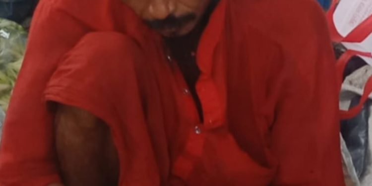 বাঘারপাড়ায় একই গাছের গোড়ায় বসে ২০ বছর ধরে ফল বিক্রি করছে বাহারুল