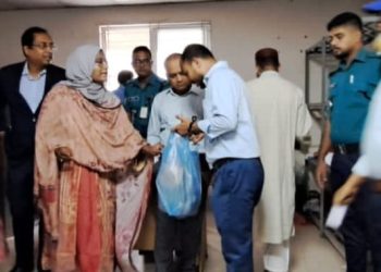 সচিবালয়ে একবার ব্যবহার্য প্লাস্টিক নিষিদ্ধকরণ বাস্তবায়ন: আগতদের কাপড়ের ব্যাগ প্রদান অব্যাহত রেখেছে মনিটরিং টিম