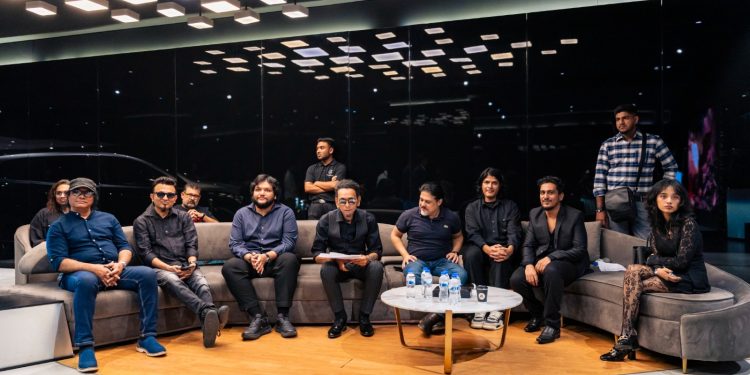 অর্থহীনের ‘সিক্রেট লিসেনিং পার্টি’ প্রচারণার এক নতুন দিগন্ত