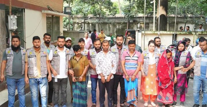 রাজধানীতে স্বর্ণের দোকানে চাঞ্চল্যকর চুরি: ডিবির অভিযানে ১৯০ ভরি স্বর্ণসহ চারজন গ্রেফতার