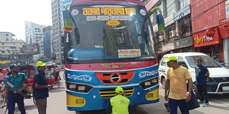 কাকরাইলে মোবাইল কোর্টে অতিরিক্ত শব্দসৃষ্টিকারী যানবাহনে জরিমানা ও সচেতনতা বৃদ্ধি কার্যক্রম