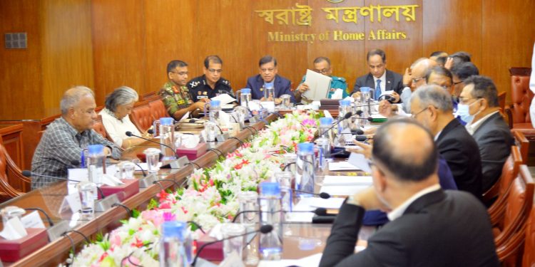 নাশকতা সৃষ্টির সন্দেহভাজন কাউকে দেখলেই আইন শৃঙ্খলা বাহিনীকে জানানোর আহবান স্বরাষ্ট্র উপদেষ্টার