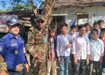 সাজেকের মাসালং বাজারে পাহাড়ি জনসাধারন ও সাজেকগামী টুরিস্টের পানির তৃষ্ণা মিটালো সেনাবাহিনীর বাঘাইহাট জোন