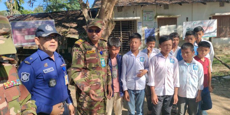 সাজেকের মাসালং বাজারে পাহাড়ি জনসাধারন ও সাজেকগামী টুরিস্টের পানির তৃষ্ণা মিটালো সেনাবাহিনীর বাঘাইহাট জোন