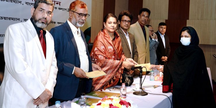 সাংবাদিক কল্যাণ ট্রাস্ট্রের আর্থিক সহায়তার চেক বিতরণ