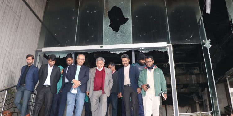 প্রথম আলো ও ডেইলি স্টার কার্যালয়ে হামলা, ভাঙচুর ও অগ্নিসংযোগে জড়িতদের বিরুদ্ধে কঠোর আইনানুগ ব্যবস্থা গ্রহণে সরকার বদ্ধপরিকর : নৌপরিবহন উপদেষ্টা ড. এম সাখাওয়াত হোসেন