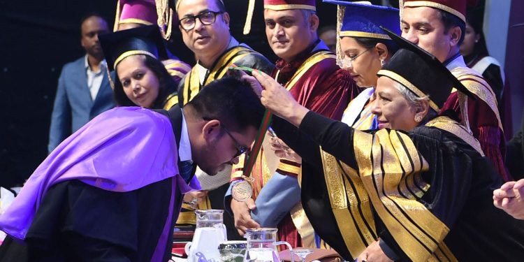 তরুণদের আত্মত্যাগ ও অবিচলতাই নিজের চারপাশের মানুষ ও দেশকে দায়িত্বের সঙ্গে দেখা এই মূল্যবোধ গুলি পরিবর্তনের প্রধান শক্তি