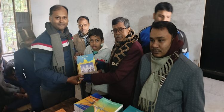 নতুন বছরের বই পেলো নারিকেলবাড়িয়া বহুমুখী উচ্চ বিদ্যালয়ের শিক্ষার্থী