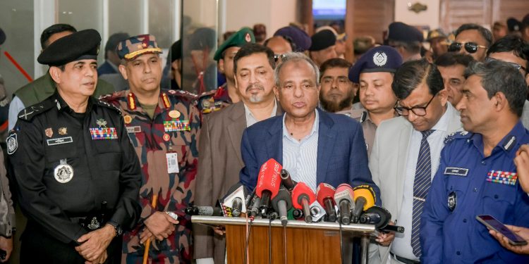 ফ্যাসিবাদের করুণ পরিণতির কথা মাথায় রেখে সততা ও নিষ্ঠার সঙ্গে দায়িত্ব পালনের নির্দেশ স্বরাষ্ট্র উপদেষ্টার