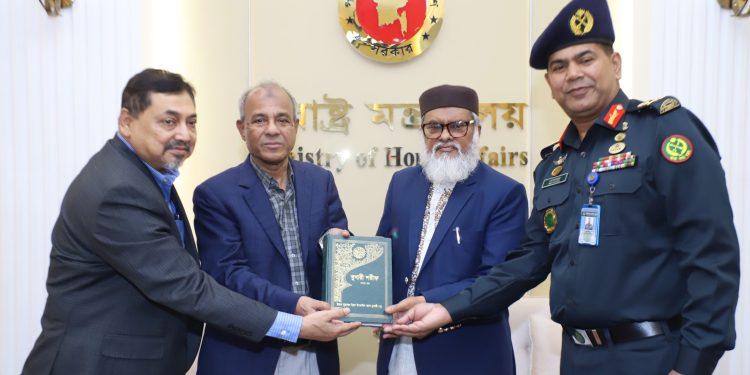 কারা অধিদপ্তরকে ১৩ হাজার ধর্মীয় বই উপহার দিচ্ছে ধর্ম মন্ত্রণালয়- স্বরাষ্ট্র উপদেষ্টা