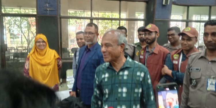 স্বরাষ্ট্র উপদেষ্টার পুলিশ হেডকোয়ার্টার্সের অপারেশন কন্ট্রোল রুম ও ডিএমপি’র থানা পরিদর্শন