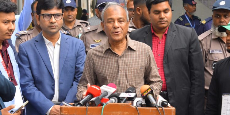 জাতীয় নির্বাচনে ভোট দিলেন স্বরাষ্ট্র উপদেষ্টা