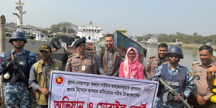 নোয়াপাড়া নদীবন্দরে লাইটার জাহাজকে ভাসমান গুদাম হিসেবে ব্যবহার প্রতিরোধে নৌপরিবহন অধিদপ্তরের অভিযান ও মোবাইল কোর্ট