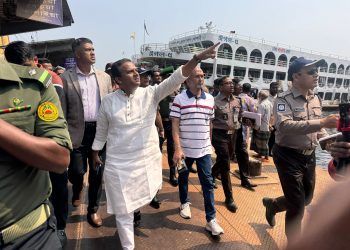 সদরঘাটের লঞ্চ টার্মিনালে অতিরিক্ত যাত্রী ও অনিয়ম রোধে কঠোর অবস্থানে নৌপরিবহন প্রতিমন্ত্রী, দাঁড়িয়ে থেকেই ছাড়লেন লঞ্চ