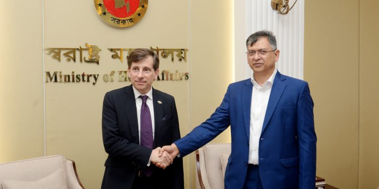 পুলিশের সংস্কার ও সক্ষমতা বৃদ্ধিতে ফ্রান্সের সহযোগিতা চাইলেন স্বরাষ্ট্রমন্ত্রী