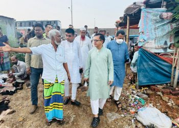 কোরবানির চামড়া ব্যবস্থাপনা দেখতে আমিন বাজারে বাণিজ্যমন্ত্রীর আকস্মিক পরিদর্শন