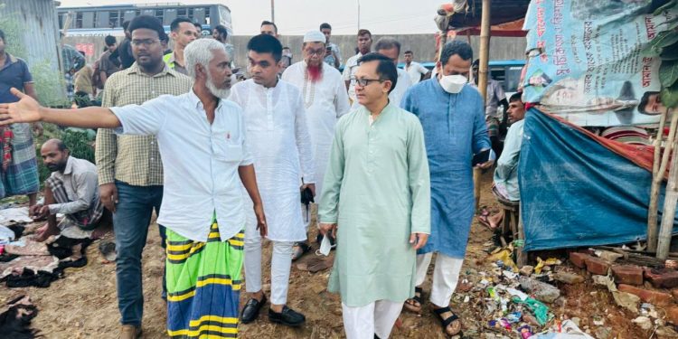 কোরবানির চামড়া ব্যবস্থাপনা দেখতে আমিন বাজারে বাণিজ্যমন্ত্রীর আকস্মিক পরিদর্শন