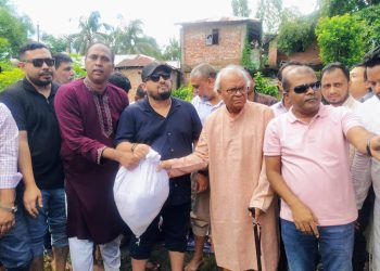 চট্টগ্রামের বন্যাদুর্গত ১৫০০ পরিবারের পাশে রিজভী আহম্মেদ ও প্রতিমন্ত্রী ব্যারিস্টার মীর হেলাল