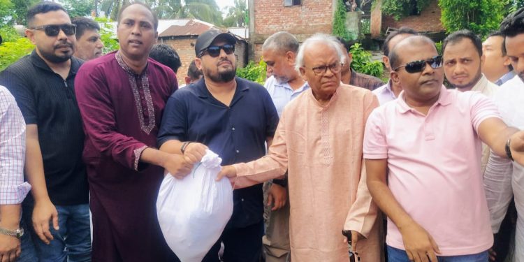 চট্টগ্রামের বন্যাদুর্গত ১৫০০ পরিবারের পাশে রিজভী আহম্মেদ ও প্রতিমন্ত্রী ব্যারিস্টার মীর হেলাল