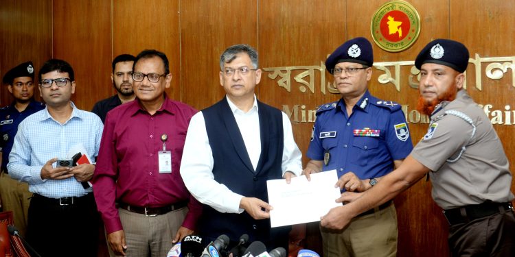 জনবান্ধব পুলিশ গঠনে পুরস্কার ও তিরস্কারের নীতি অব্যাহত থাকবে: স্বরাষ্ট্রমন্ত্রী