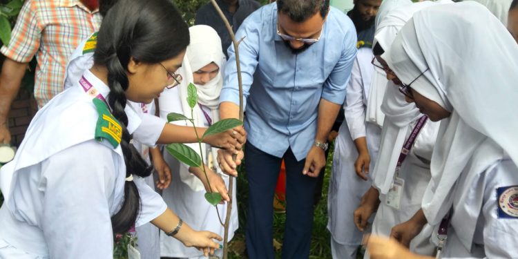 প্রতিটি শিক্ষার্থীকে একটি করে গাছ লাগানোর আহ্বান প্রতিমন্ত্রী আমিনুল হকের